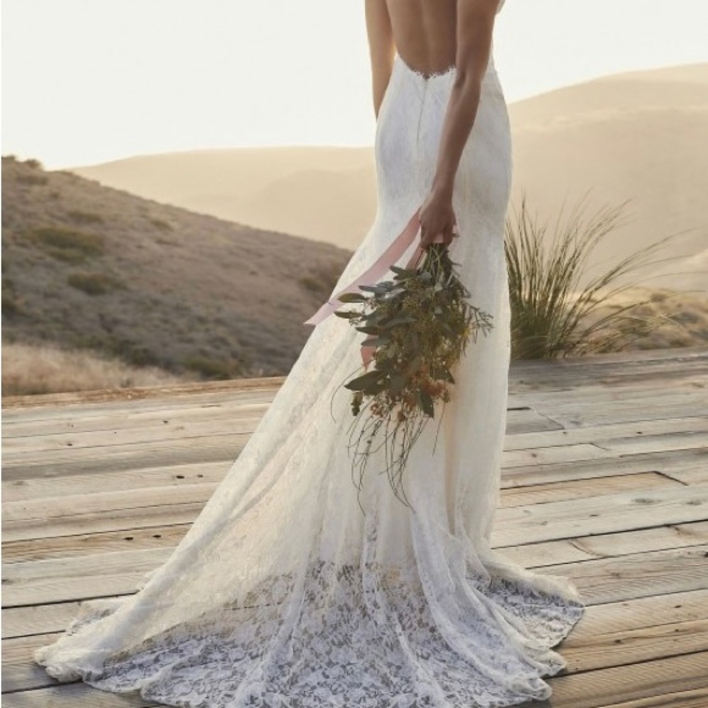 low- back soft lace wedding dress
Style#:WG3827